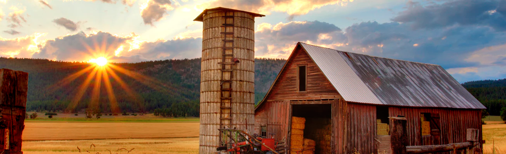 Foto mostrando uma fazenda, com uma casa e um silo. Indicando a avaliação de imóvel